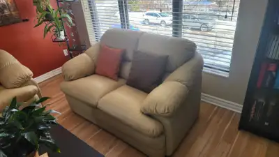 Causeuse beige en simili-cuir / Faux leather beige loveseat, View more