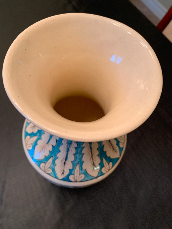 Ancient Light Blue and White Ceramic Table Vase dans Décoration intérieure et accessoires  à Ville de Montréal - Image 4