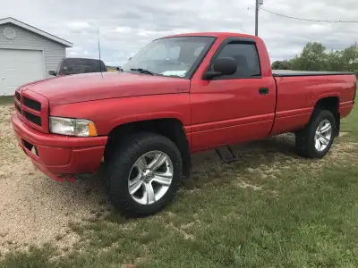 Regular cab , Long box,Safetied.210,000 km Gas 318 Cid , At . Ps, Pb, Air, cruise, tinted windows. N...