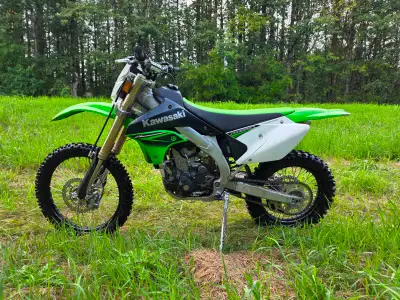 Selling a next to new Kawasaki klx450r with only 327km