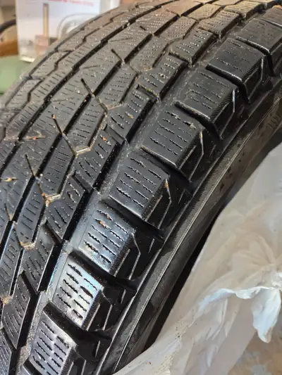 4-Yokohama Ice Guard G075 Winter tires (used) Size- 275/60R20 116S 2 seasons in, great for light tru...