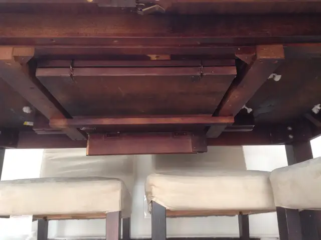 Dining table Very sturdy and 4 Chairs in Dining Tables & Sets in Delta/Surrey/Langley - Image 4