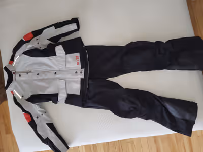 Scott, haut taille 40 ou 8, pantalon taille 38 ou 6. Doublure:manches longues et pantalon inclus. Pl...