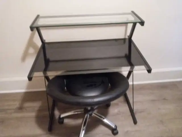 desk/ chair combo in Desks in Sarnia - Image 2