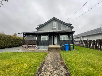 ***Available 1st June, 2025*** Beautiful 3 bedroom 2 bathroom 2 floor house for rent on Compton Rd....