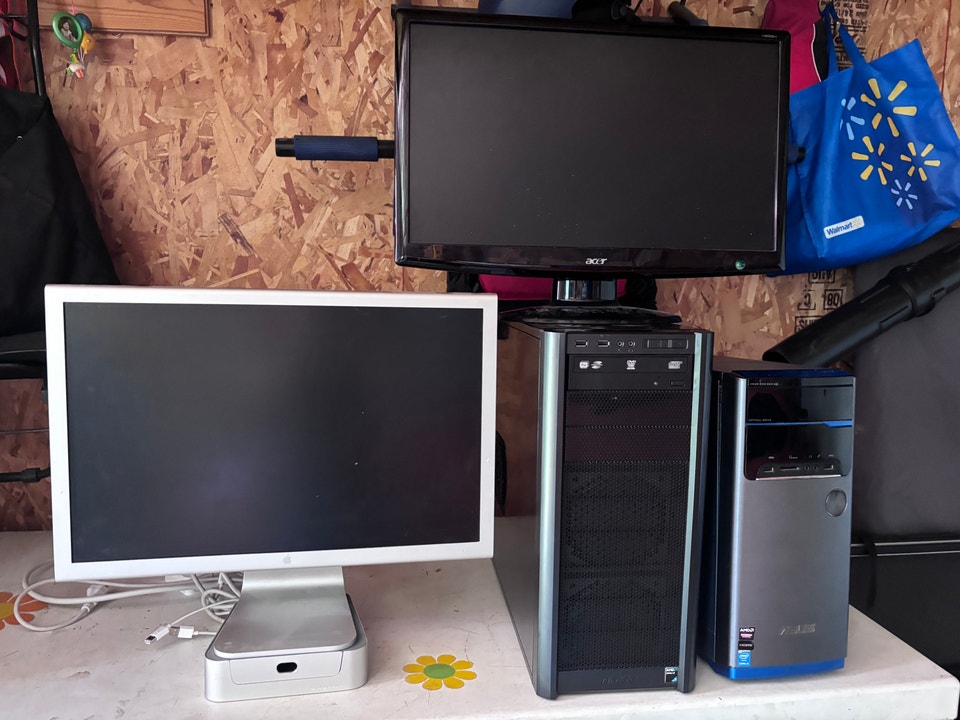 computer monitor and 2 Computer cases | Monitors | Calgary | Free local ...