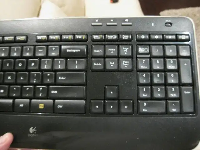 Black Logitech MK520 Wireless Keyboard and Laser Mouse Combo in Mice, Keyboards & Webcams in Kitchener / Waterloo - Image 6