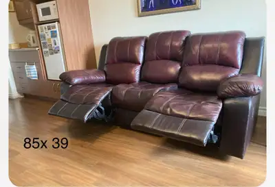 Sofa inclinable 3 places en revêtement similicuir. Structure robuste. Propre Maison non fumeur. Comp...
