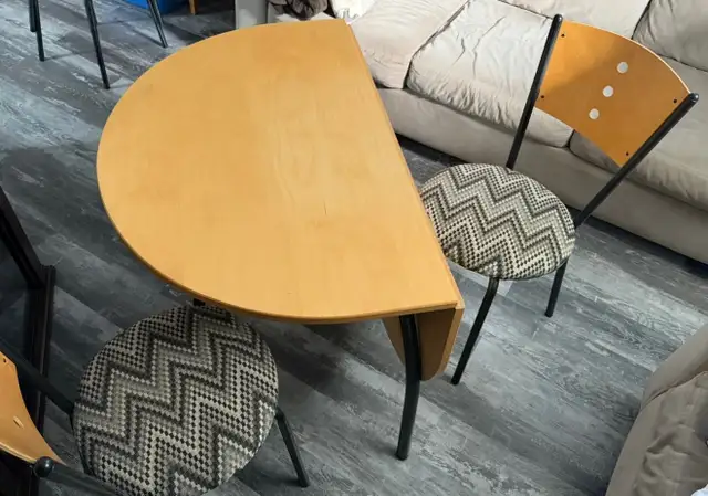 Kitchen table and 4 chairs