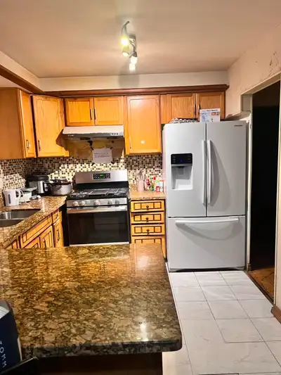 Bright, clean private room for rent - second floor, Finch Ave E and Pharmacy Female preferred Featur...