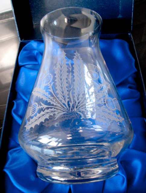 Vase en Cristal d'Ecosse Edinburgh Etched Thistle Crystal Bud dans Décoration intérieure et accessoires  à Longueuil/Rive Sud - Image 3