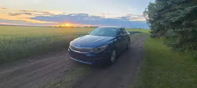 This 2016 Kia Optima EX is a sleek and stylish sedan, perfect for those seeking a reliable and comfo...
