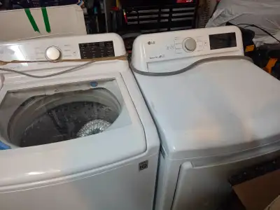 Ensemble LG blanc comprenant une laveuse à chargement par le haut et une sécheuse assortie. Appareil...