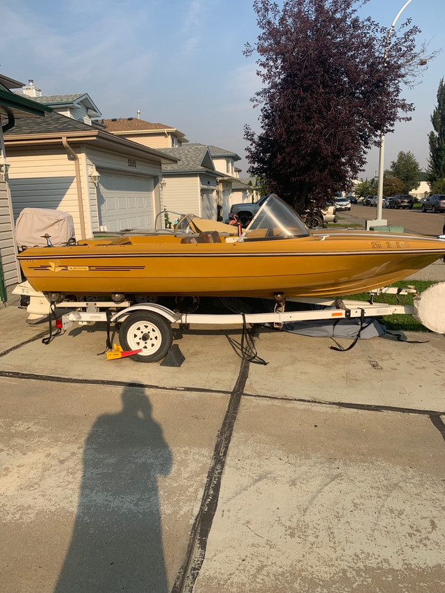 Older boat for sale in Powerboats & Motorboats in La Ronge - Image 2