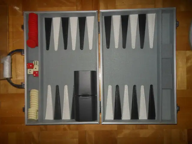 Backgammon in Toys & Games in City of Montréal - Image 2