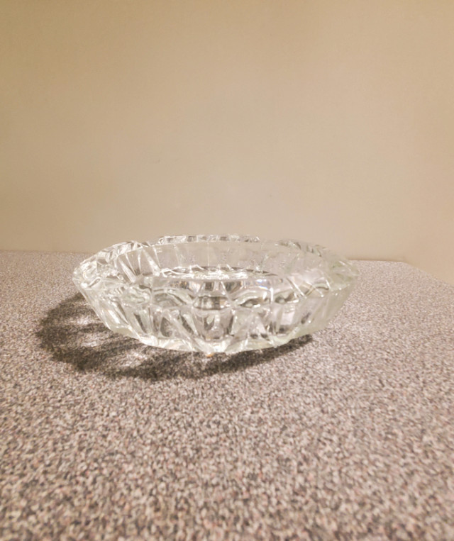 Vintage Clear Cut Glass Ashtray with Starburst Pattern in Arts & Collectibles in City of Toronto - Image 3