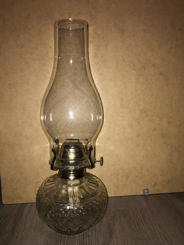 Glass oil lamp in Indoor Lighting & Fans in City of Montréal - Image 2