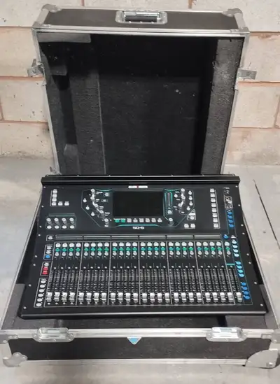 Excellent condition low hours Allen & Heath SQ6 digital mixer. Great for live use or studio recordin...
