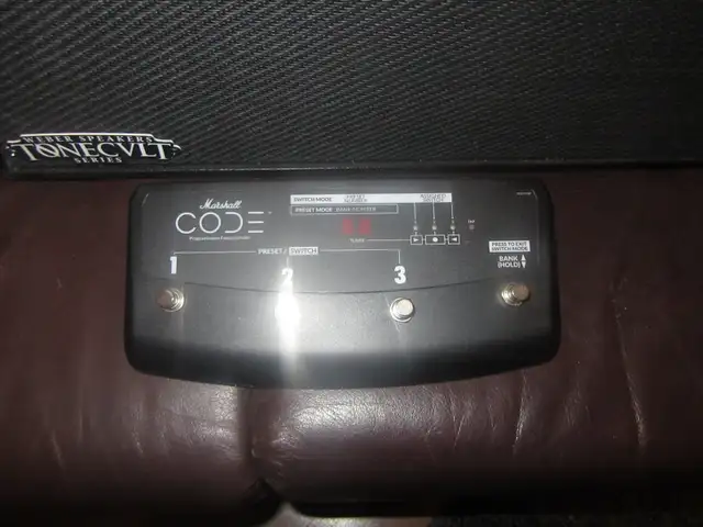 Mint Marshall Code 50 guitar amp 50 watts  with pedal in Amps & Pedals in Ottawa - Image 7
