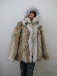 manteau de fourrure coyote avec capuche-coyote fur jacket +hood
