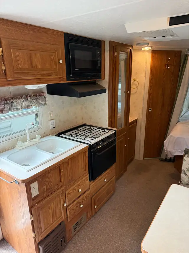 2002 Forest River Sierra Lite 22’ Trailer in Travel Trailers & Campers in Cranbrook - Image 7