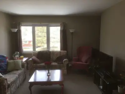 Two-bedroom upper-level apartment in the Near South area of London. The house is located in Essex St...