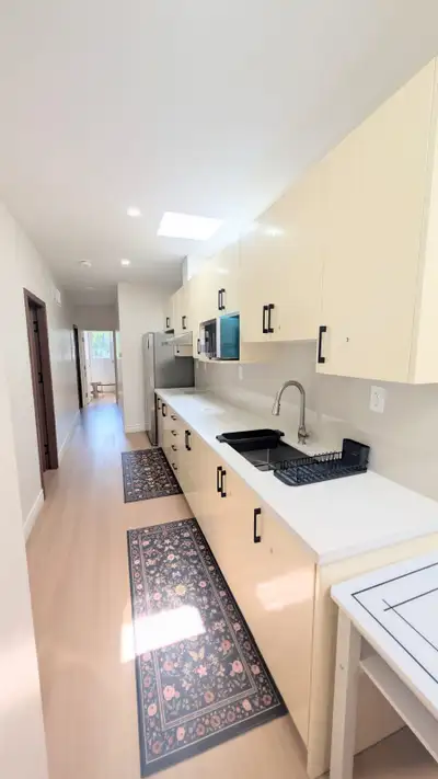 3rd Floor Room with Private Bathroom - Newly Renovated House - Located at the core of Chinatown - Wa...