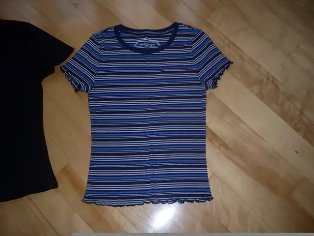 Chandails Neufs grandeur adolescente médium Fille 12 ans -14 ans in Kids & Youth in Longueuil / South Shore - Image 6