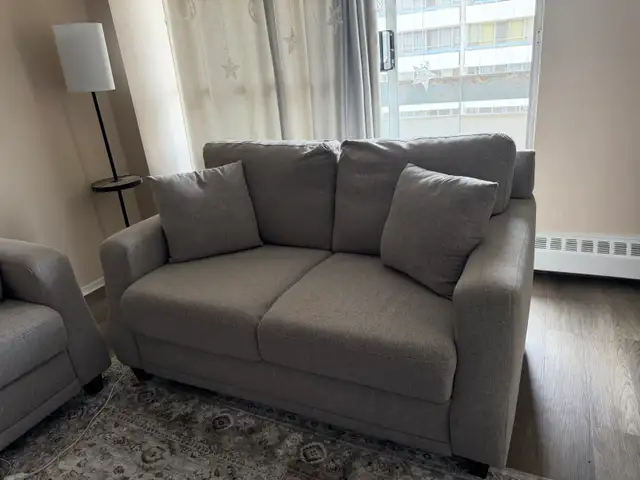 Selling a matching sofa set that includes: