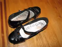 Soulier cuir vernis, pointure 2. / Size 2 black polished shoes