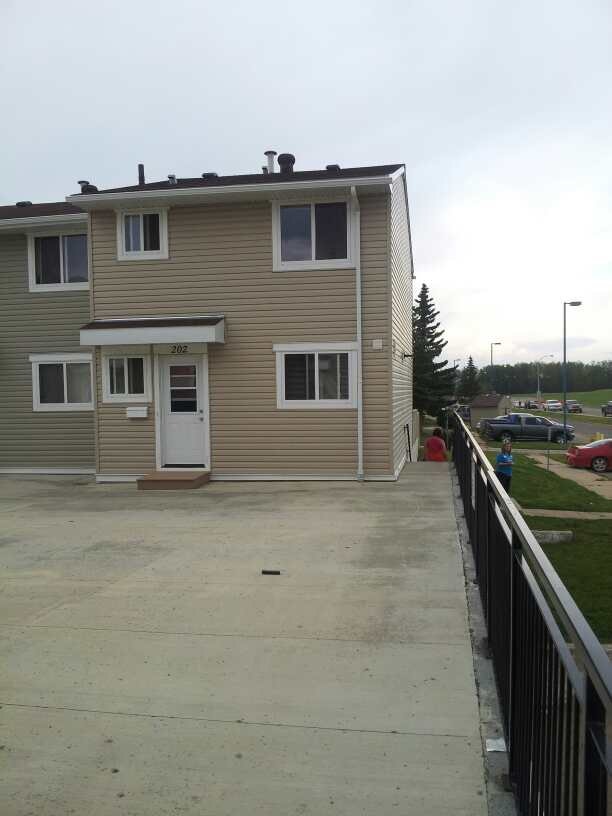 3 BEDROOM FURNISHED TOWNHOUSE IN THICKWOOD 5