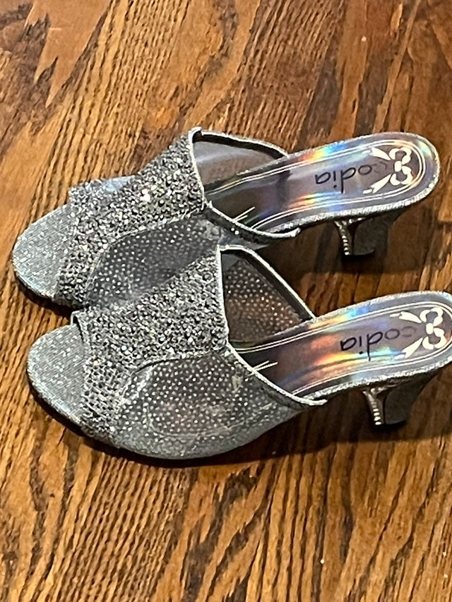 Silver/Grey Sandals in Women's - Shoes in Mississauga / Peel Region - Image 3