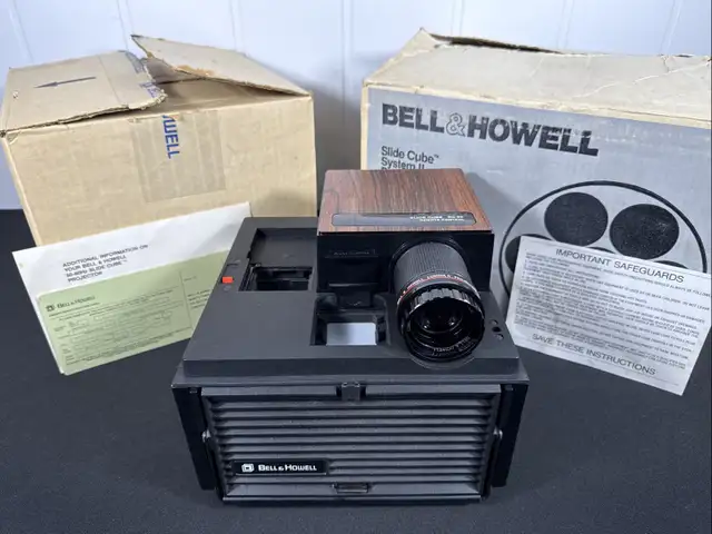 projecteur belle & howell slide cube in Arts & Collectibles in Trois-Rivières - Image 2