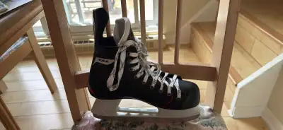 Je vends ces patins CCM pour senior, parfaits pour les personne de tous niveaux. Ils sont d’occasion...