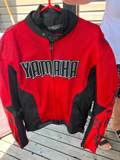 Men's Yamaha mesh jacket. Size XL. Removeable liner. Back, shoulder and elbow removeable armor. Exce...