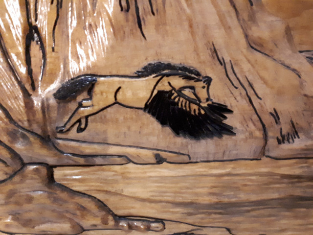 Tableau en bois, Cheval sculpté dans les montagnes sur base dans Art et objets de collection  à Drummondville - Image 2
