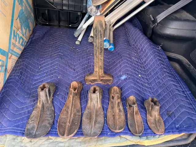 ANTIQUE SHOE REPAIR STAND + 6 SHOE INSERTS - CAST IRON in Arts & Collectibles in Mississauga / Peel Region - Image 2