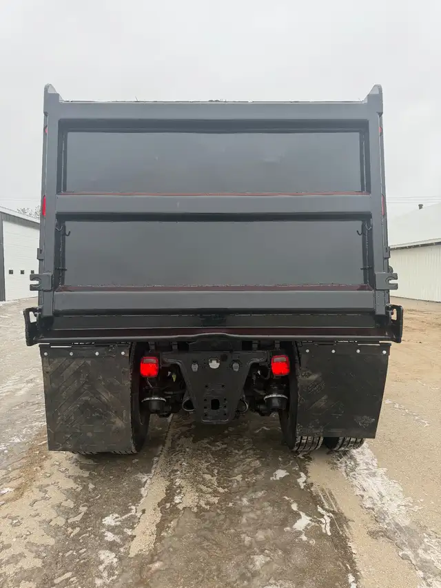 Mack Granite Dump Truck in Heavy Trucks in Oshawa / Durham Region - Image 3