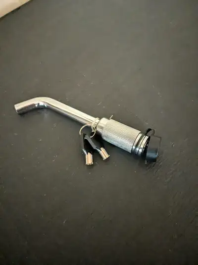 SVP VOIR OÙ J'HABITE AVANT DE COMMUNIQUER Barrure neuve avec 2 clées pour attache remorque 2" Svp vo...