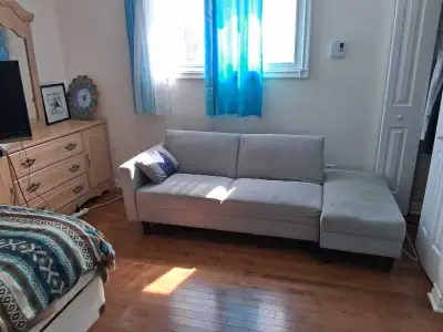 Grande chambre à louer – Quartier Aylmer Grande chambre avec lit double, idéale pour une femme seule...