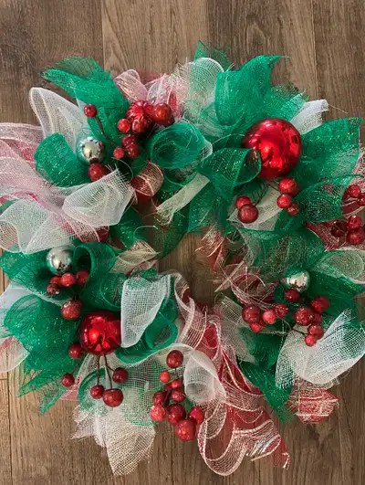 New large holiday Christmas wreath, indoor or outdoor, 20 inch, tricolour or grinch