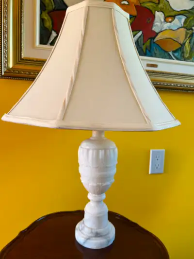 vintage lampe en marbre blanc