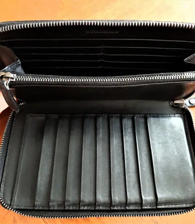 BURBERRY ZIP AROUND NAVY WALLET in Women's - Bags & Wallets in Hamilton - Image 6