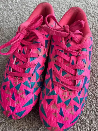 SIZE 5 Pick up only,nearby Adelaide street and Huron street .No hold unless e-transfer.