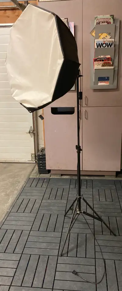 Illuminate your photography with this used photography softbox, ideal for creating diffused lighting...