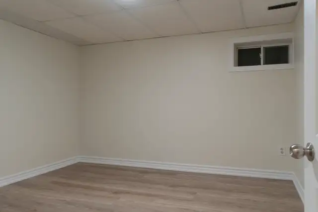 6mins to UTM, seperate entrance basement renting63882288482305123