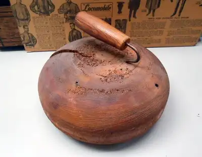 Très vieille pierre de Curling en bois, superbe représentation d'art populaire primitif de l'époque,...