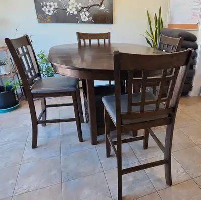 Breakfast table has a compartment with 4 high chairs. Good conditions. Asking for $300 OBO. Pick up....