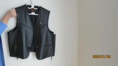 Excellent condition, not China knockoff, made in Canada, top grade leather & braiding.