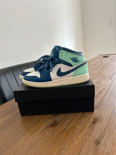 Air Jordan 1 mid, View more